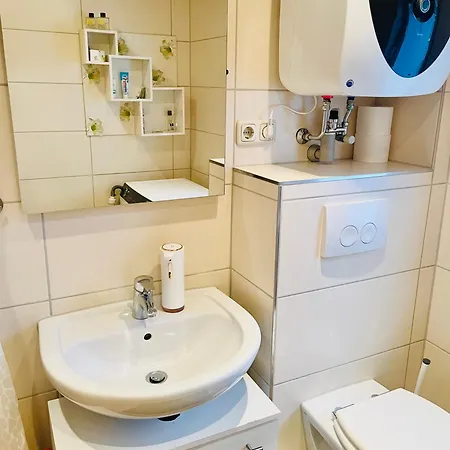 In 3 Raumwohnung Mit Geteiltem Bad Und Küche Privatunterkunft *