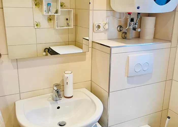 Dz Zimmer In Moderner Wohnung, Mit Wlan, Kueche, In Stadtilm Pansiyon *